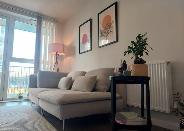 Modern Flat Close To Heathrow Airport & Central London